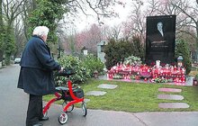 Hrob Karla Gotta (†80) na Malvazinkách: Vzpomínaly stovky lidí!