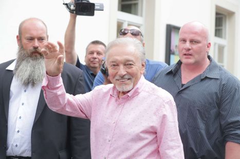 Obrázek: Nový náhrobek 7 let po smrti Gotta (†80) s výzvou: Dotkněte se Karla!