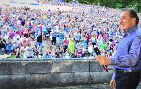 Karel Gott si na nepřízeň publika nemůže stěžovat.