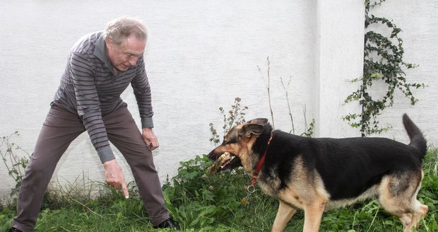 "Nikam tě nepustím, dokud mi to nehodíš!"