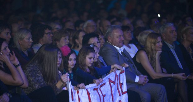 Charlottka a Nellinka si tátův koncert náramně užily. Pod pódium si na několik písní přinesly transparent s nápisem: „Milujeme Karla!“