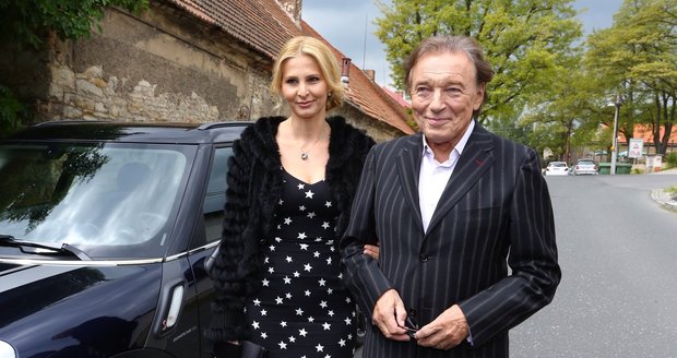 Karel Gott je velký automobilový fanoušek! A pozor, stále občas bere stopařky!