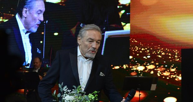 Na Českém plese vystoupila hvězda večera Karel Gott.