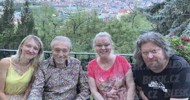 Červenec 2019: Poslední setkání s nemanželskými dcerami Lucií (vlevo), Dominikou a jejím mužem Timem.