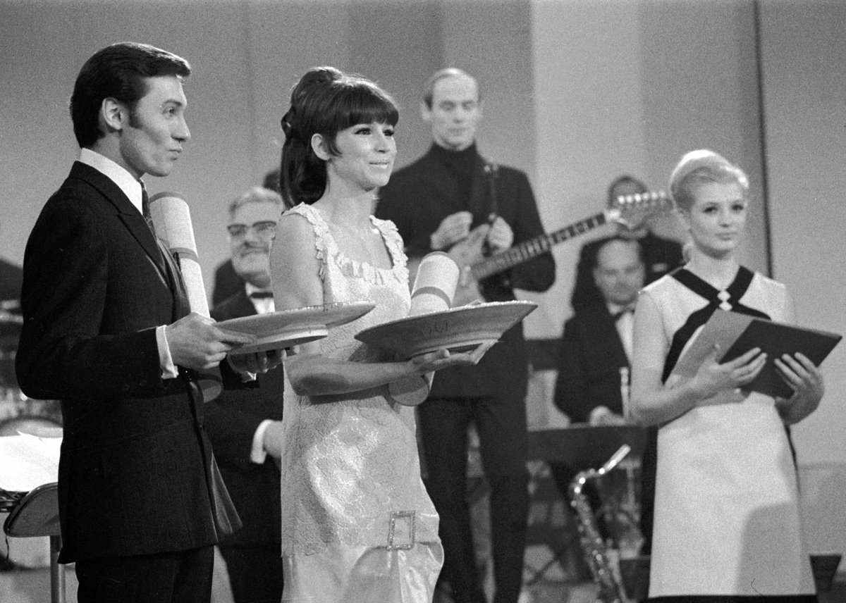 Zlatý slavík v roce 1968. S Martou Kubišovou, která vyhrála mezi zpěvačkami. Kdo ví, kde má Karel ten veliký talíř...
