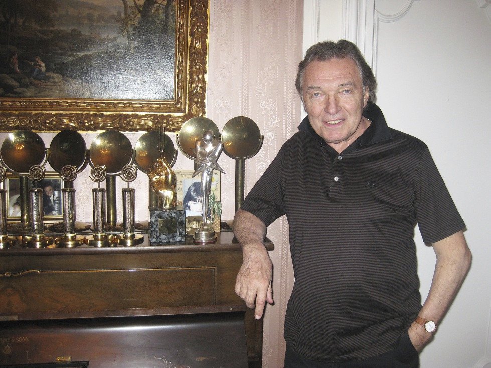 Karel a jeho slavičí trofeje v obývacím pokoji na Bertramce.