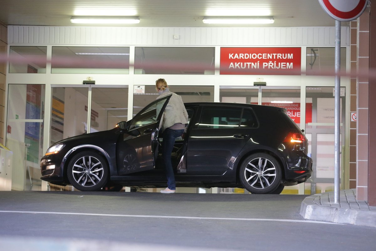 Středa, 07:50 - Na vyšetření vezla Karla jeho manželka Ivana.