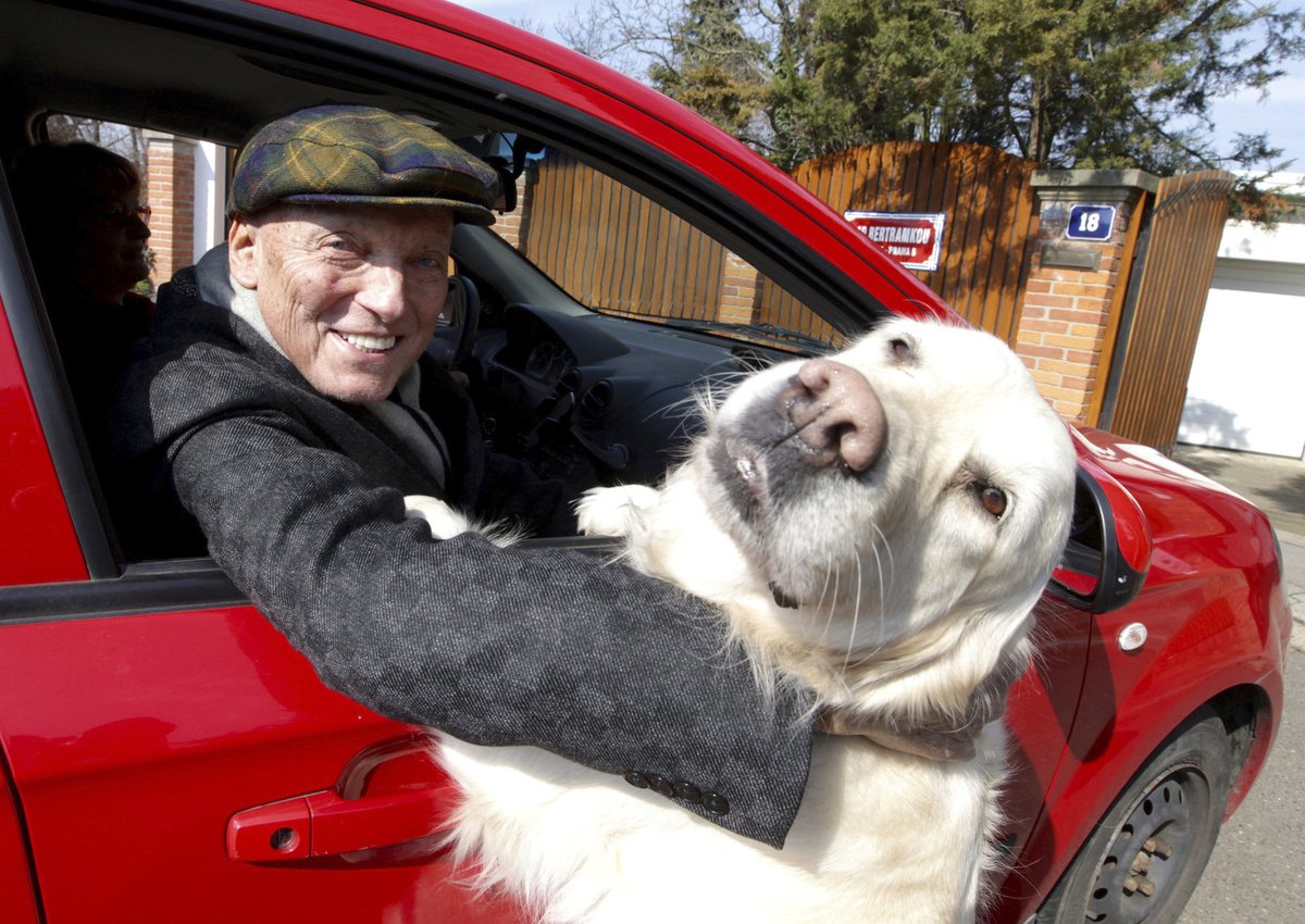 Karel Gott na snímku z pátku 18. března, kdy si přivezl z nemocnice zprávu, že porazil rakovinu. Na fotce je vidět, že si nechává narůst vousy.