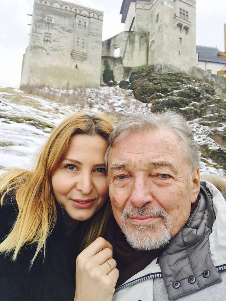 Karel Gott si udělal s manželkou Ivanou Gottovou selfie na hradě Trenčín.