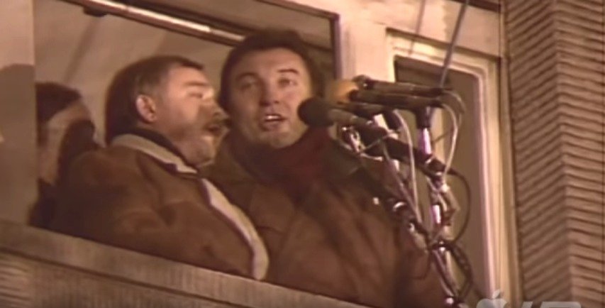 Karel Gott s Karlem Krylem zpívali českou hymnu na Václavském náměstí v listopadu 1989