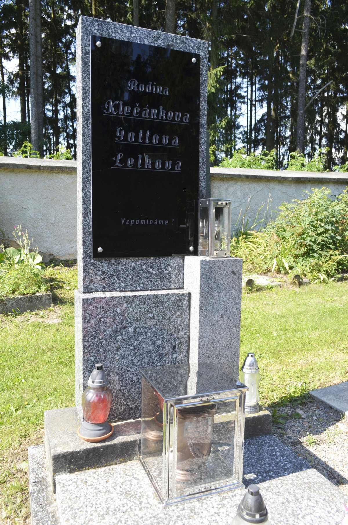 V hrobě na hřbitůvku v Újezdu u Svatého Kříže jsou pochováni rodiče i předci Českého slavíka. Ve skříňce na desce je pak urna s popelem zpěvákova řidiče.