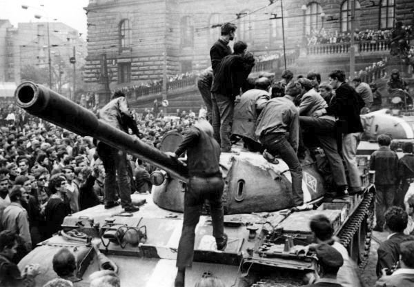 Srpen 1968 Lidé protestují proti vstupu vojsk na pražském Václavském náměstí.