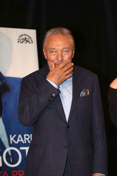 Zpěvák Karel Gott.