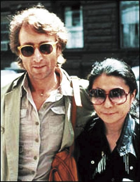 John Lennon (†40) a jeho ženou Yoko Ono.