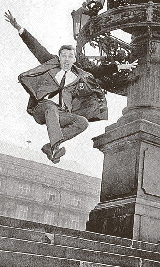 1965: Skok před Rudolfinem. Slavná fotka Stanislava Tereby.