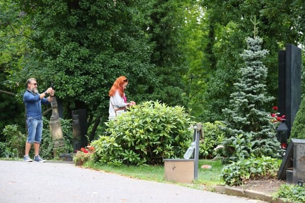 Většina fanynek se při příchodu k místu posledního odpočinku Slavíka ihned rozplakala.