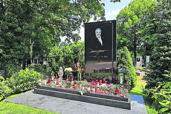 Pondělí, 14:30 Po obědě už byl zase plný svíček a květin.