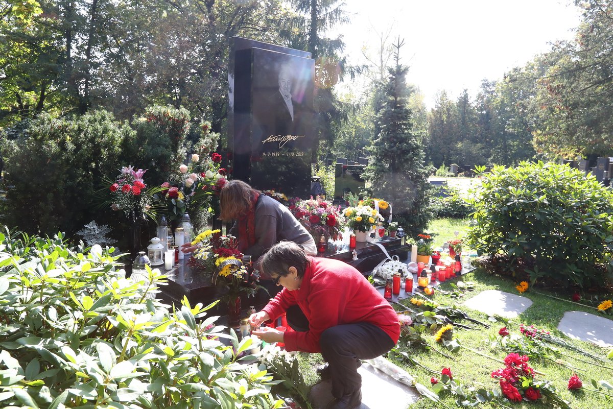 U hrobu Karla Gotta se od rána objevují fanoušci a plní jeho náhrobek vzpomínkovými předměty a květinami