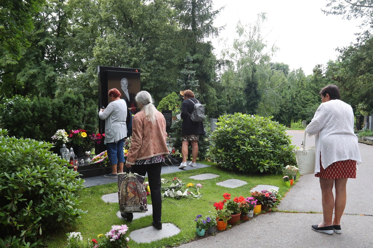 Hrob Karla Gotta se v den jeho nedožitých 82. narozenin začíná plnit květinami