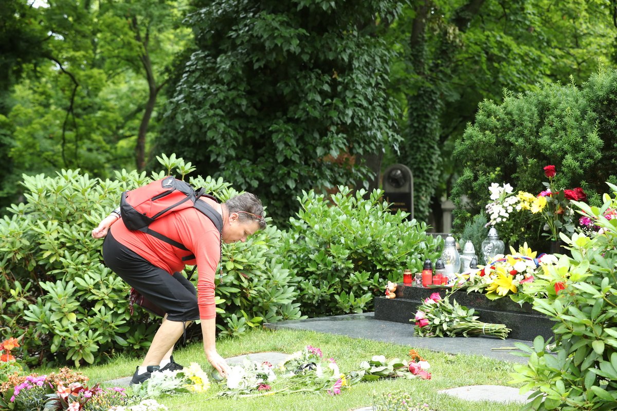 Hrob Karla Gotta se v den jeho nedožitých 82. narozenin plní květinami