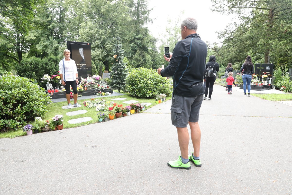 Hrob Karla Gotta se v den jeho nedožitých 82. narozenin plní květinami