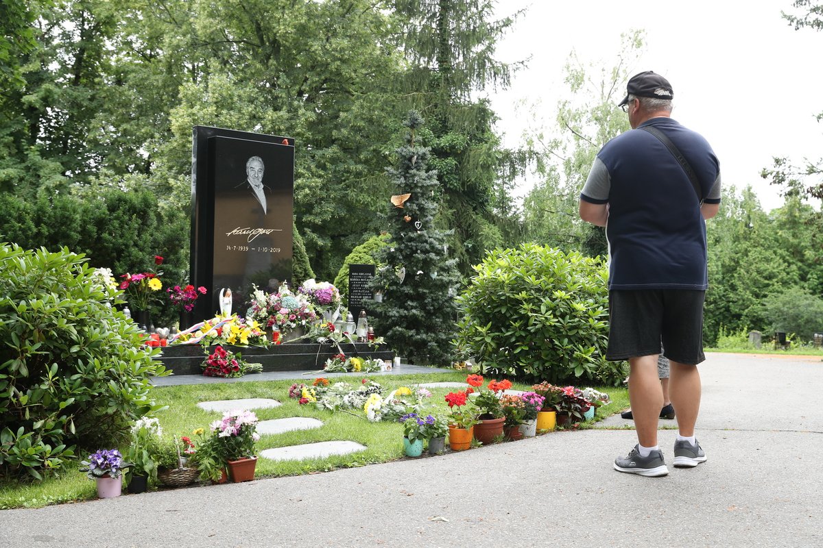 Hrob Karla Gotta se v den jeho nedožitých 82. narozenin plní květinami