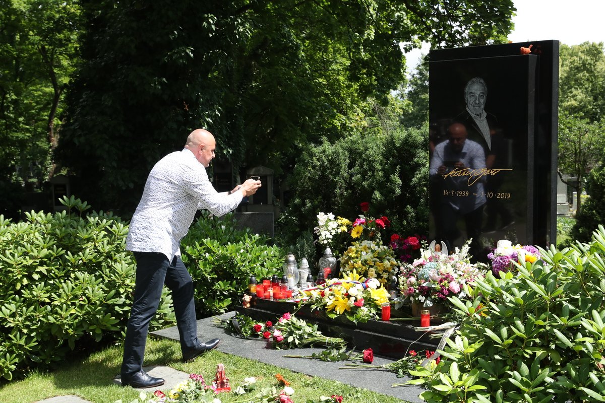 Hrob Karla Gotta se v den jeho nedožitých 82. narozenin plní květinami