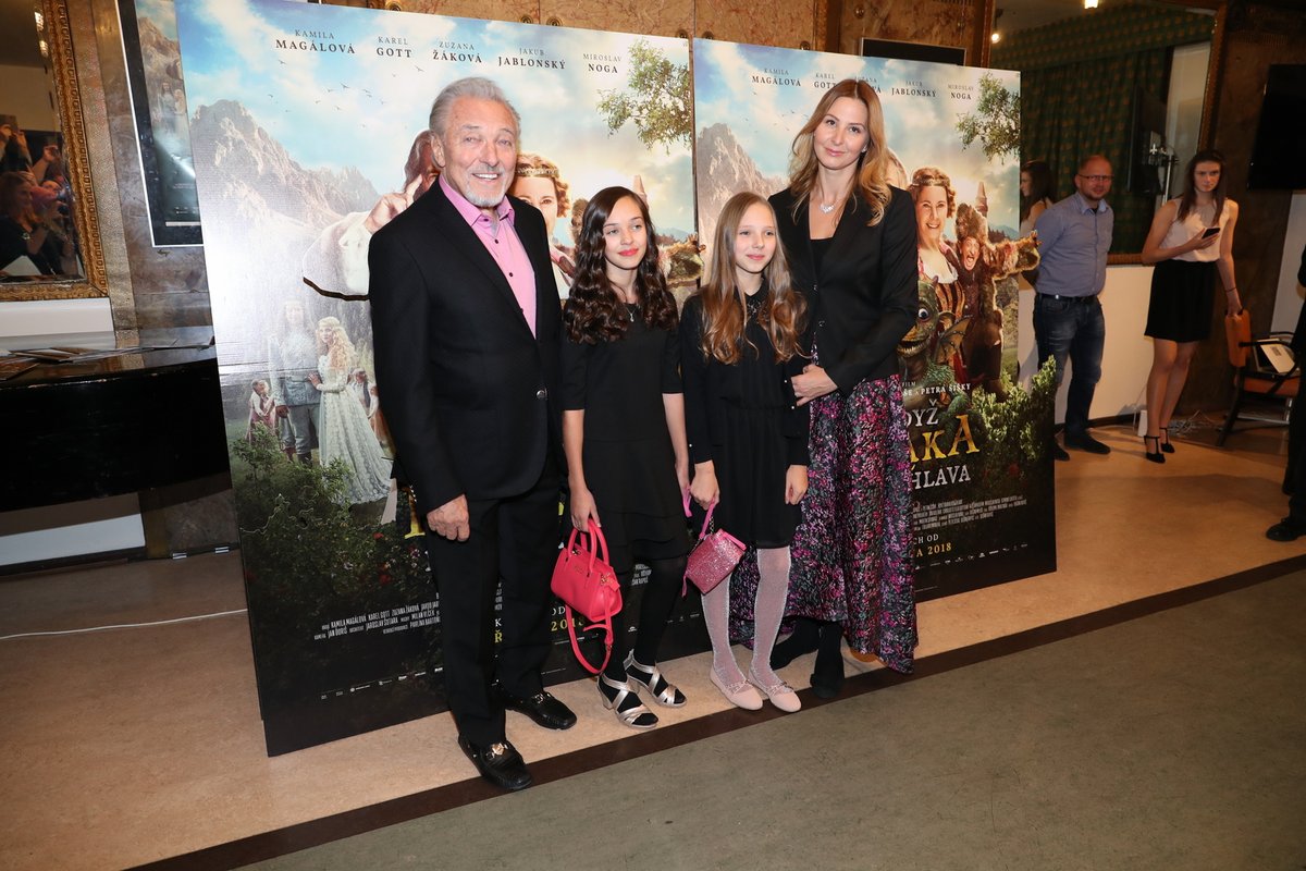 2018, Manželé Gottovi s dcerami Charlotte a Nelly (vpravo) na premiéře filmu Když draka bolí hlava.