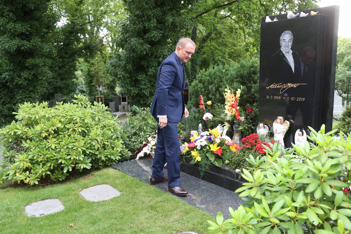 Jako první se včera u Gottova hrobu objevil šéf protokolu Vladimír Kruliš.