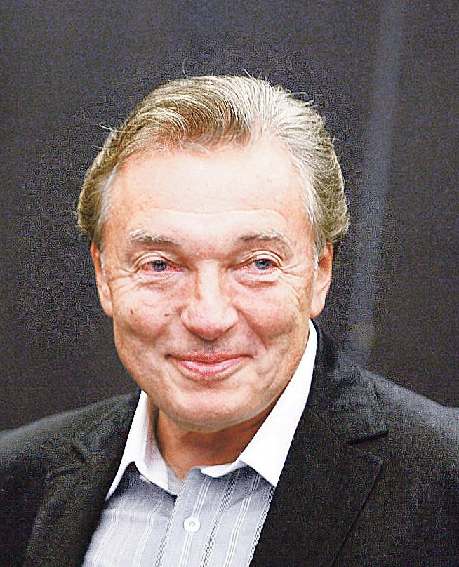 Zpěvák Karel Gott má endoprotézu od roku 2008