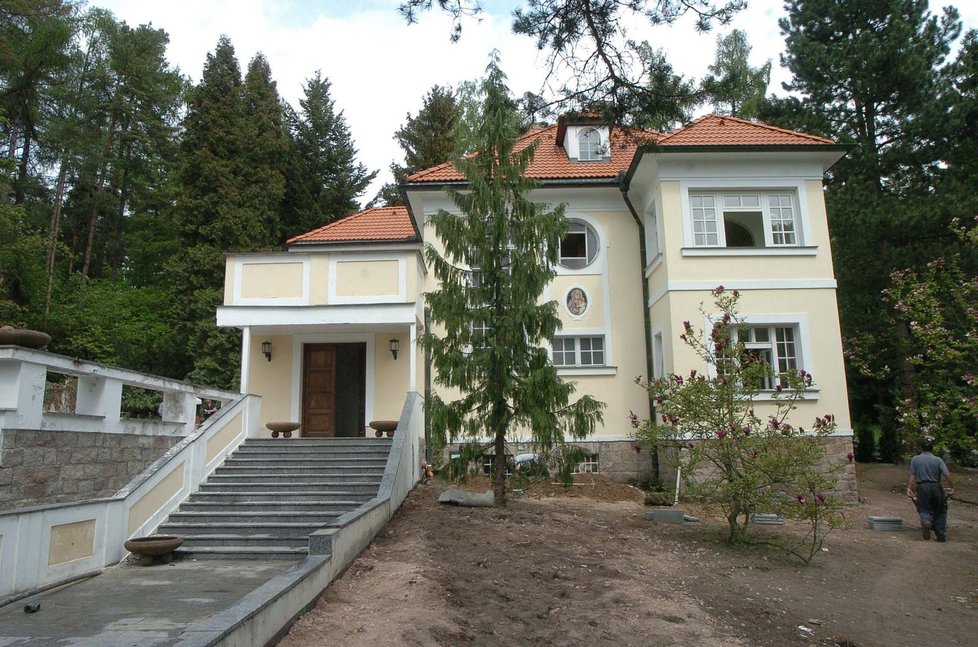Ve svém životě měl Gott jediné venkovské sídlo – vilu v Jevanech, kterou zakoupil koncem 60. let.