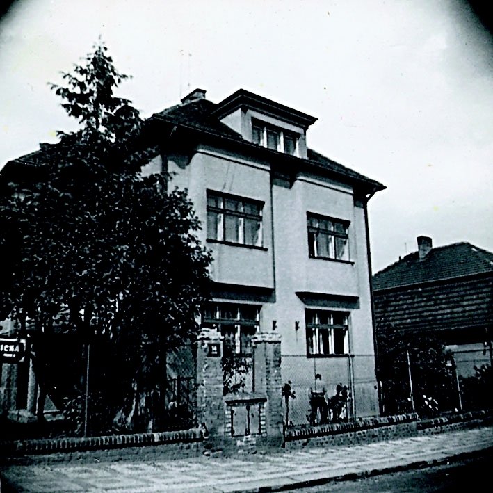 První Karlova pražská adresa v Okrouhlické ulici v Kobylisích.