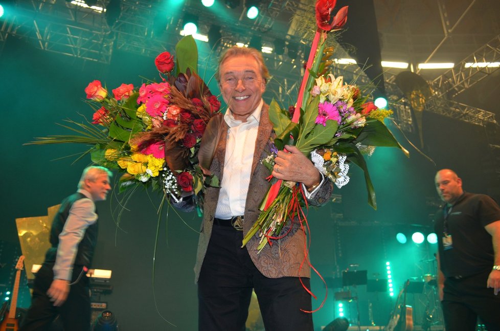 Mistr si z brněnského koncertu odnesl nespočet krásných květin.