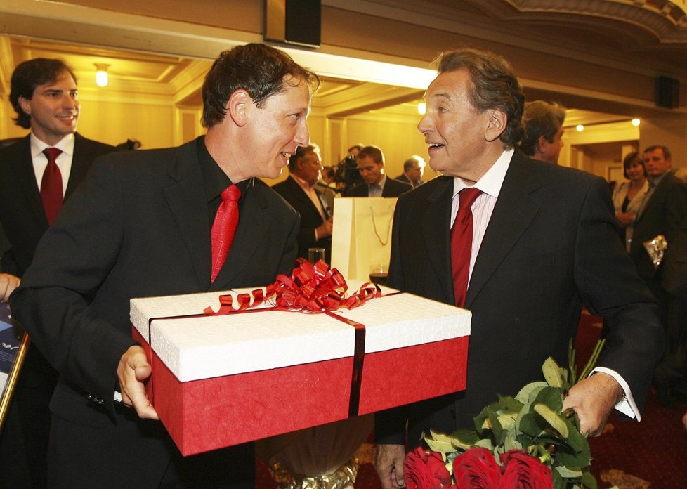 Stanislav Gross přinesl Karlu Gottovi dárek k narozeninám.