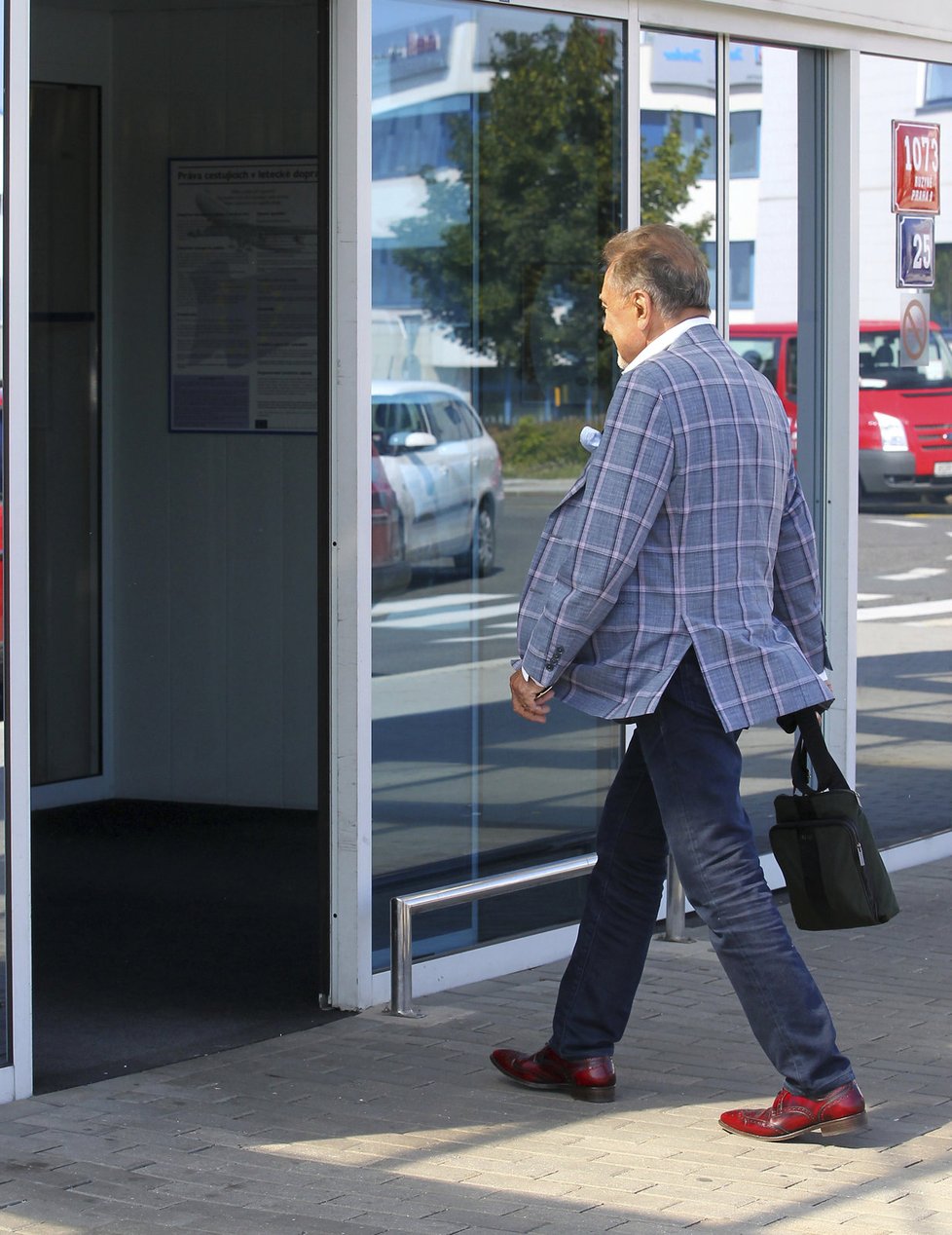 Karel Gott vypadá skvěle. Na letišti před odletem do Berlína jen zářil!