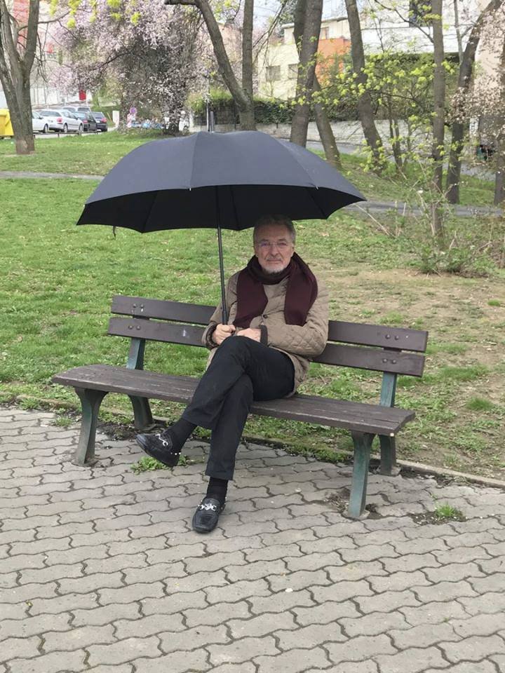Karel Gott vysedává v dešti na lavičce.