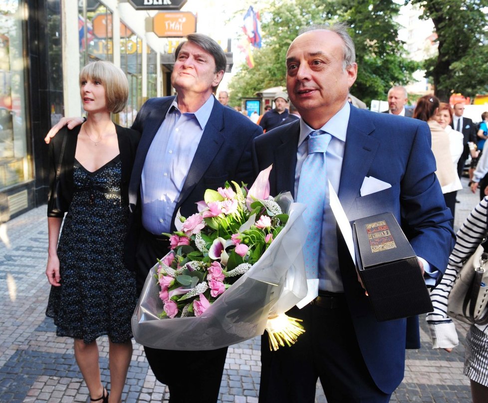 Skladatel a textař Ladislav Štaidl se svou přítelkyní a Peterem Kovarčíkem přicházejí do hotelu Ambassador popřát čerstvému sedmdesátníkovi Karlu Gottovi
