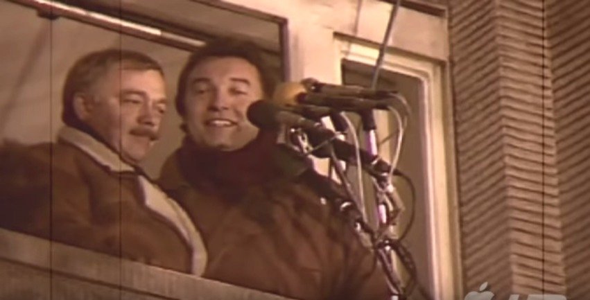Karel Gott s Karlem Krylem zpívali českou hymnu na Václavském náměstí v listopadu 1989.