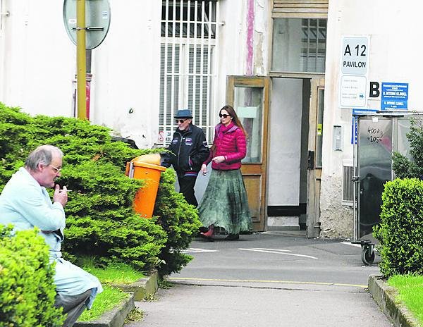 Zpěvák leží v nemocnici, kde bojoval s rakovinou.