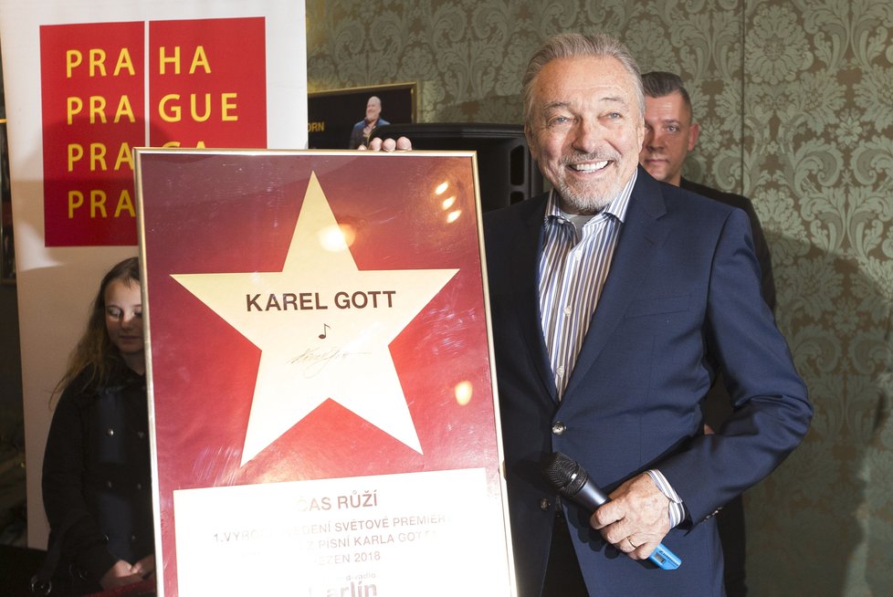 Karel Gott získal hvězdu na chodníku slávy v Hudebním divadle Karlín.