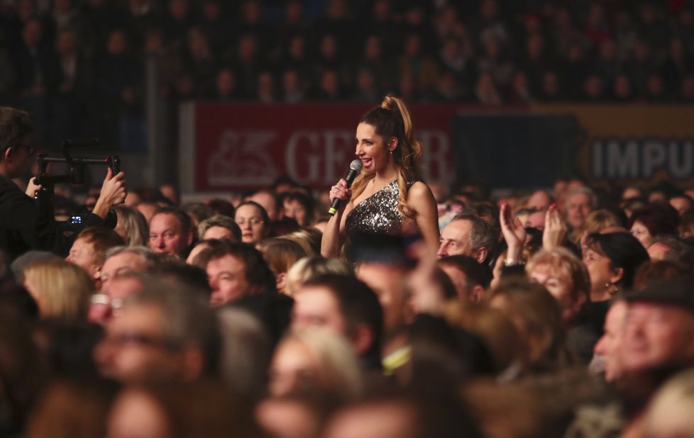 Mezi zpěvákovými hosty byla také Olga Lounová, která zavítala i do publika.