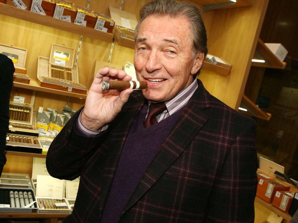 Karel Gott s doutníčkem