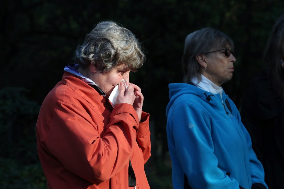 Hrob Karla Gotta od rána plní vzpomínkové předměty a květiny