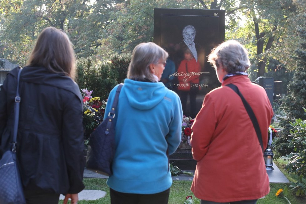 Hrob Karla Gotta od rána plní vzpomínkové předměty a květiny