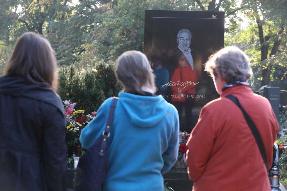 Hrob Karla Gotta od rána plní vzpomínkové předměty a květiny