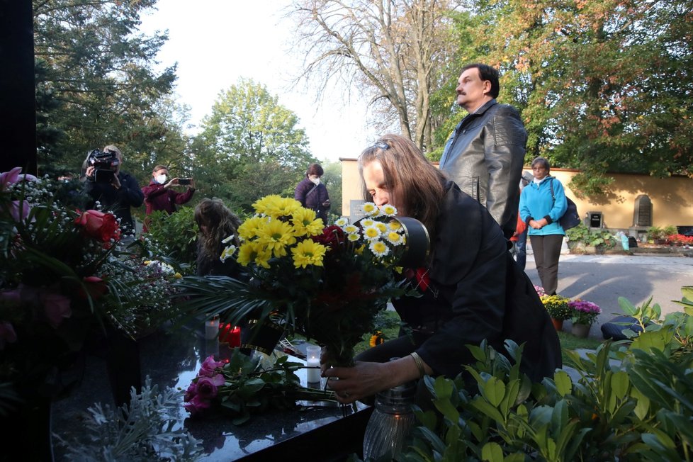 Hrob Karla Gotta od rána plní vzpomínkové předměty a květiny