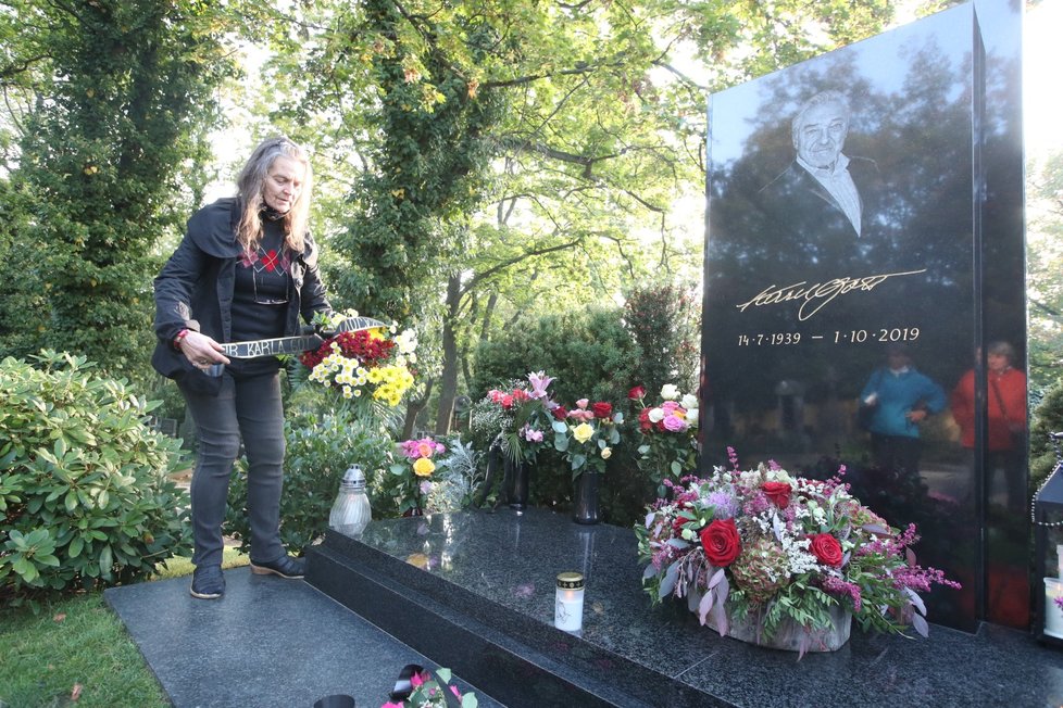 Hrob Karla Gotta od rána plní vzpomínkové předměty a květiny.