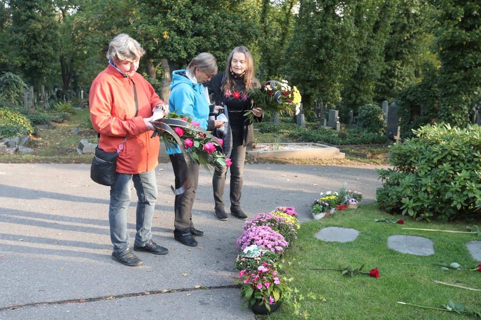 Hrob Karla Gotta od rána plní vzpomínkové předměty a květiny.