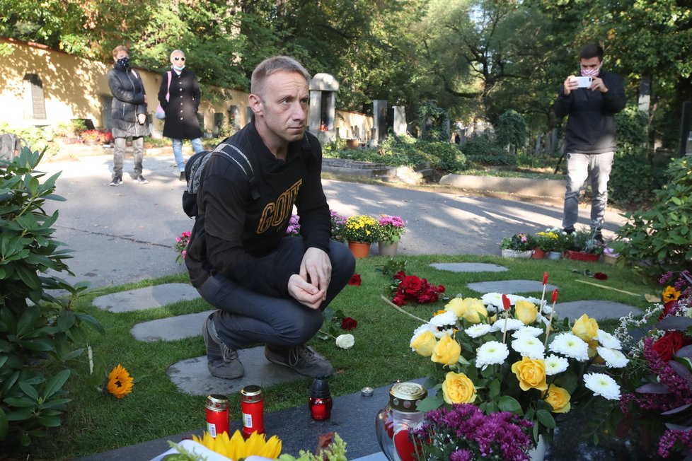 U hrobu Karla Gotta se od rána objevují fanoušci a plní jeho náhrobek vzpomínkovými předměty a květinami.