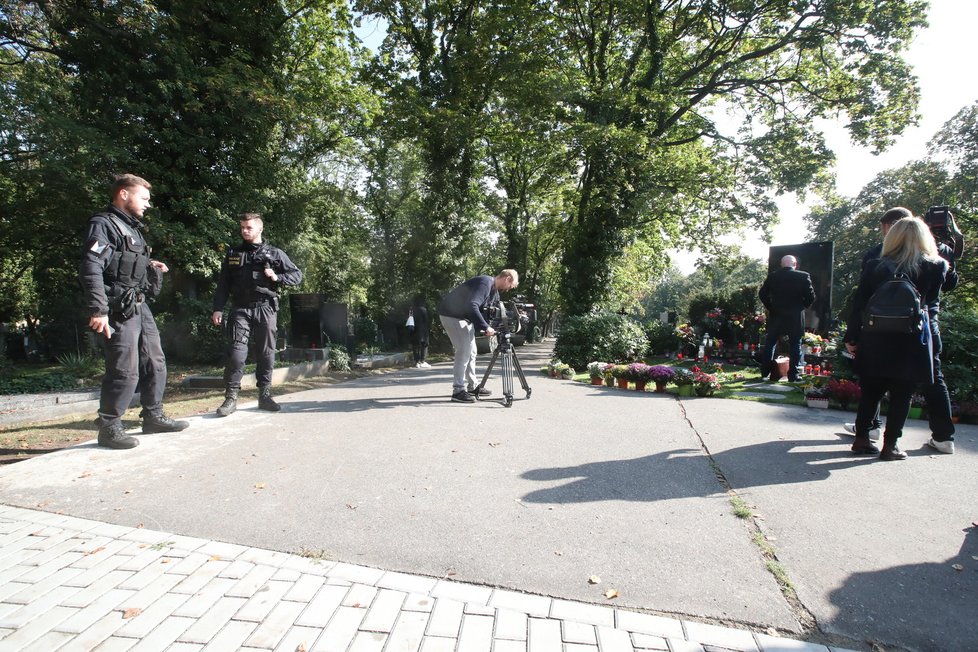 Na poklidný průběh piety dohlíží policie.